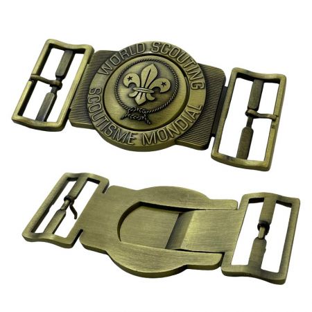 หัวเข็มขัดเข็มขัดลูกเสือแบบกำหนดเองที่มีการตกแต่งด้วยทองเหลืองโบราณ แสดงการออกแบบด้านหน้าและโครงสร้างด้านหลังพร้อมกลไกการล็อคที่ปลอดภัย