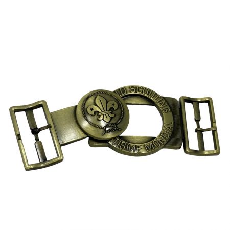 หัวเข็มขัดเข็มขัดลูกเสือทองเหลืองโบราณที่มีกรอบลูกเสือโลกแบบวงกลมและสัญลักษณ์ฟลูร์-เดอ-ลิส 3 มิติ มุมมองที่ประกอบบางส่วน