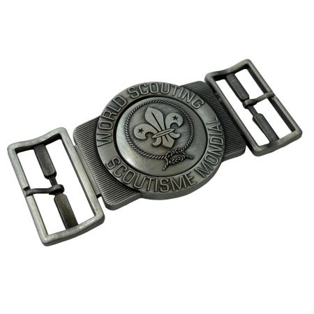 หัวเข็มขัดเข็มขัดลูกเสือแบบกำหนดเองที่มีการตกแต่งด้วยเงินโบราณ พร้อมฟลูร์-เดอ-ลิส 3 มิติและข้อความลูกเสือโลก แสดงในมุมมองที่ประกอบในมุม