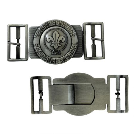 มุมมองด้านหน้าและด้านหลังของหัวเข็มขัดโลหะลูกเสือแบบกำหนดเองที่มีฟังก์ชันการล็อคและการออกแบบลูกเสือโลกที่แกะสลักในพื้นผิวเงินขัดเงา