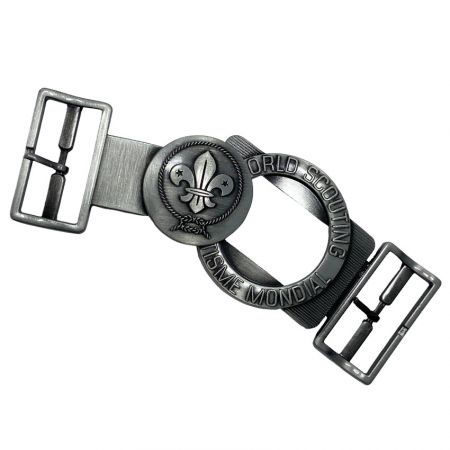 ฟังก์ชันการล็อคของหัวเข็มขัดเข็มขัดลูกเสือแบบกำหนดเองที่มีสัญลักษณ์ฟลูร์-เดอ-ลิส 3 มิติและวงแหวนลูกเสือโลกที่แกะสลักในสีเงิน