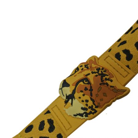 vista ravvicinata del design leopardato in PVC su un lanyard