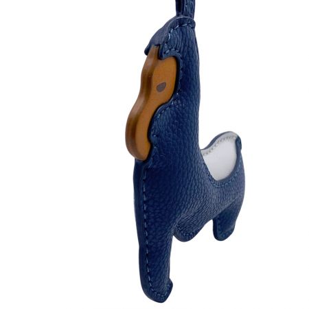 Viertelansicht des Gorillaleder-Handtaschenanhängers