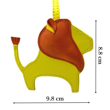 vue rapprochée d'une oreille repliée d'un charm en cuir de lion