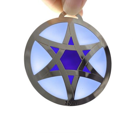 Átlátszó zománccal díszített karácsonyi dísz