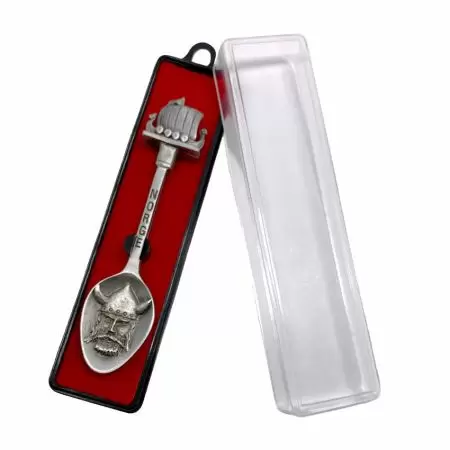 プラスチックのプレゼンテーションボックスに入ったヴァイキングのテーマのお土産用スプーン(蓋が開いている)