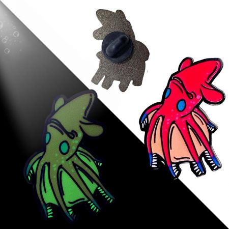 insignias personalizadas con calamares vampiro y brillo en la oscuridad