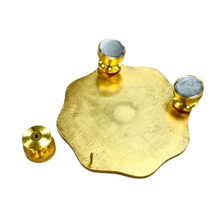 spilla in oro satinato con retro magnetico