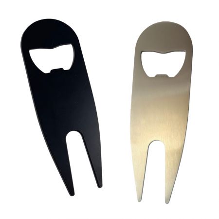 เครื่องมือซ่อมหลุมกรีนที่มีที่เปิดขวดสีเงินและสีดำ