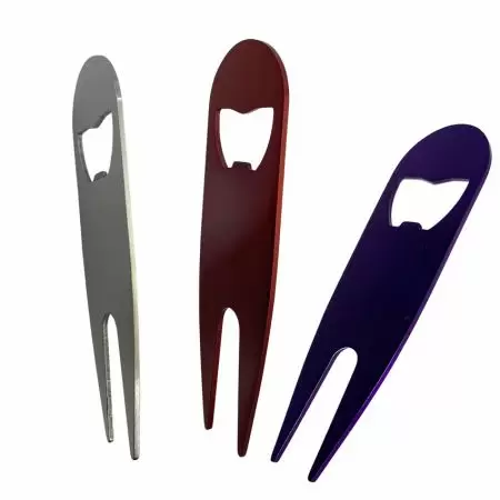 เครื่องมือซ่อมหลุมกรีนที่มีสีเงิน สีแดง และสีม่วงที่ผ่านการอิเล็กโตรโฟเรซิสพร้อมที่เปิดขวด