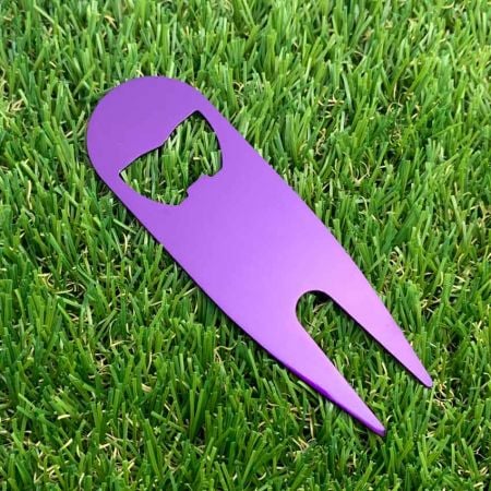 strumento per divot con colore viola elettroforesi su uno sfondo erboso