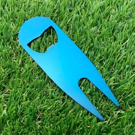 strumento per divot con colore teal elettroforesi su uno sfondo erboso