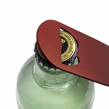 เปิดขวดโดยใช้เครื่องมือซ่อมหลุมกรีนที่มีที่เปิดขวด