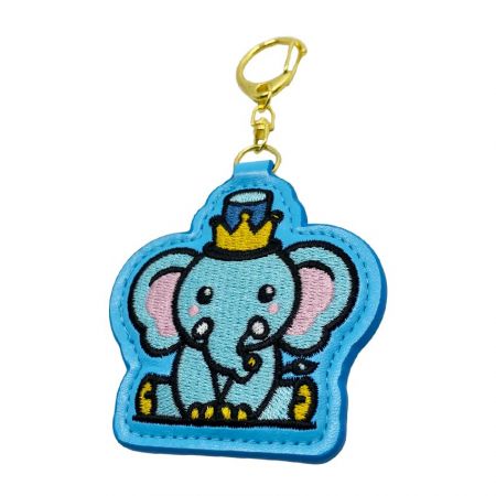 móc khóa da với hình thêu thú voi