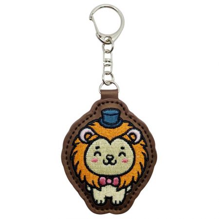 ライオンの刺繍が施されたレザーキーチェーンの詳細