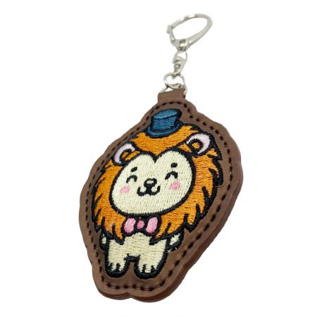 サーカスのライオンの刺繍が施されたレザーフォブキーリング