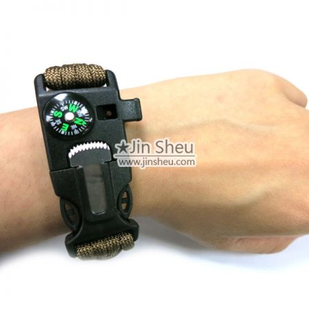 Bande en paracorde de survie