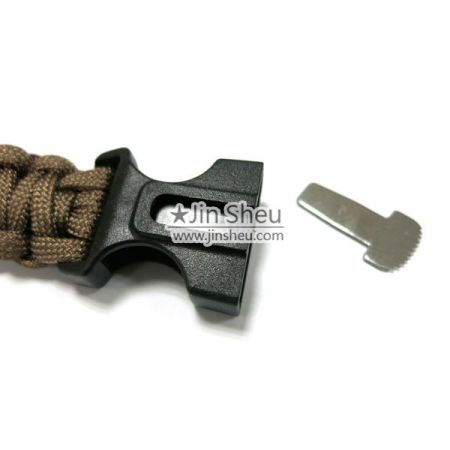 bracelet en paracorde avec grattoir allume-feu