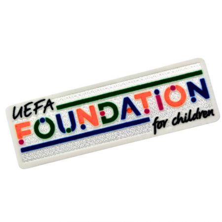 vista frontal del parche de la fundación UEFA para niños