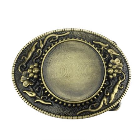 Khóa oval lấy cảm hứng từ vintage với viền hoa