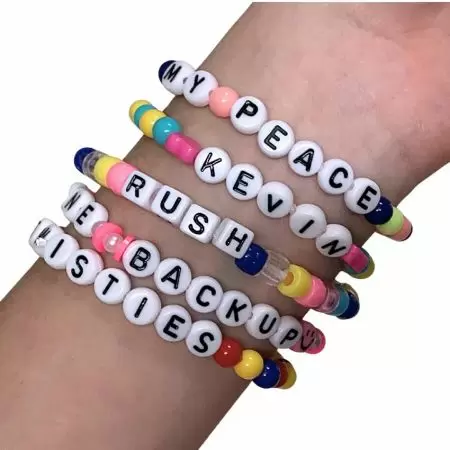 5 vòng tay tình bạn có chữ đeo trên cổ tay