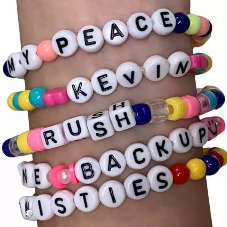 5 vòng tay hạt tên với các hạt màu khác nhau