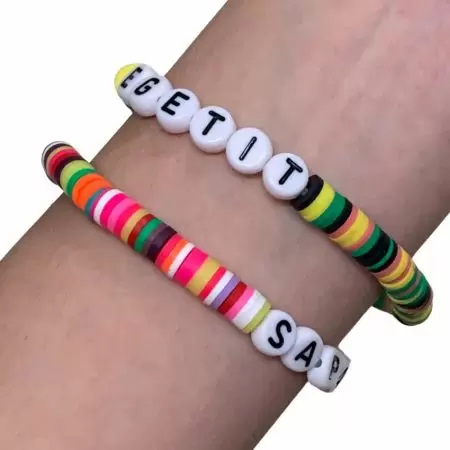 vòng tay charm bạn thân hạt với các mảnh đất sét nhiều màu