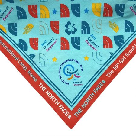 foulard scout avec bord ourlé