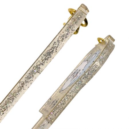 mặt charm acrylic lấp lánh nhìn từ hai bên