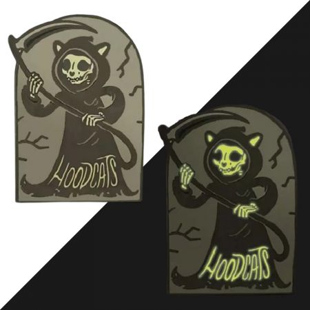 어두운 기능으로 개인화된 핀 배지