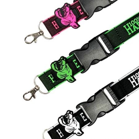 Gepersonaliseerde lanyard met rubberen patch - gepersonaliseerde lanyards met opgenaaid PVC-stuk in een set van drie verschillende kleuren