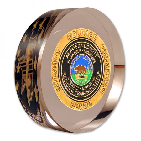 Pesi in carta lucida con incastonamenti - Pesi in carta lucida personalizzati e incastonamenti di badge