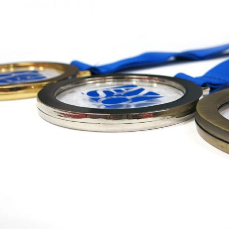 カスタムアクリルメダリオンの側面ビュー