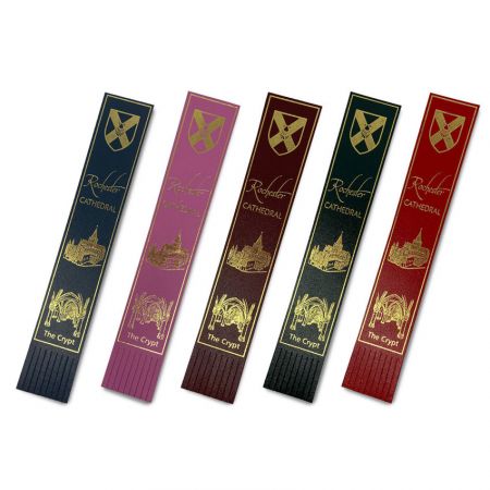 segnalibri in pelle stampati con logo personalizzato e stampa a foglia d'oro come souvenir
