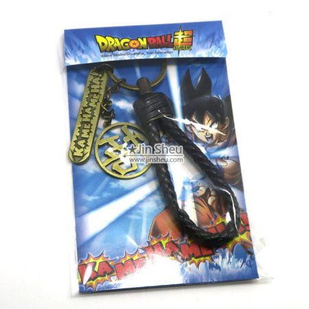 anime-punottu nahka-avaimenperä metallisella riipuksella