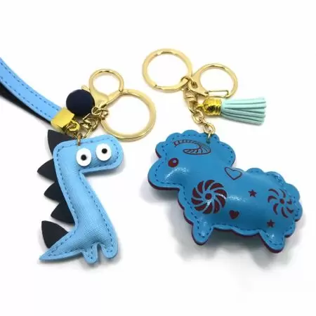 Móc chìa khóa ví da phồng - Móc khóa ví da có đệm phồng hoàn toàn được làm theo yêu cầu và thường được lấp đầy bằng bông hoặc mút để đạt được vẻ ngoài 3D và cảm giác mềm mại. Bên cạnh các tùy chọn màu tiêu chuẩn của chúng tôi, chúng tôi cung cấp một loạt các vật liệu và mẫu da để đảm bảo rằng tất cả các thiết kế sáng tạo của bạn có thể được hiện thực hóa như mong muốn. Ngoài ra, móc chìa khóa ví da phồng có thể được cá nhân hóa bằng các kỹ thuật như in, dập chìm, dập nổi và dập foil. Những tùy chọn tùy chỉnh này cho phép tạo ra một phụ kiện thực sự độc đáo phản ánh phong cách cá nhân hoặc bản sắc thương hiệu.