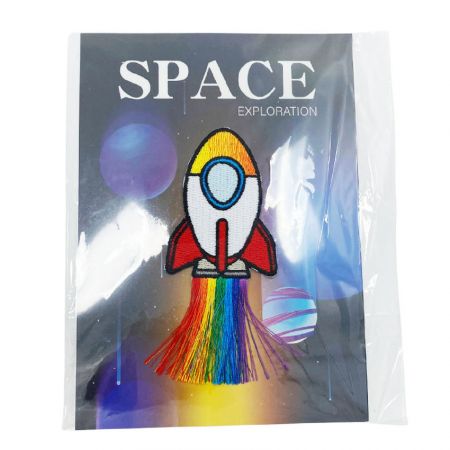 Szivárványszínű tassel hímzett rakéta folt - egyedi hímzett bross tasszal, papír kártyás csomagolással
