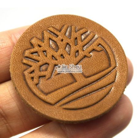 cuir brun personnalisé avec logo en relief