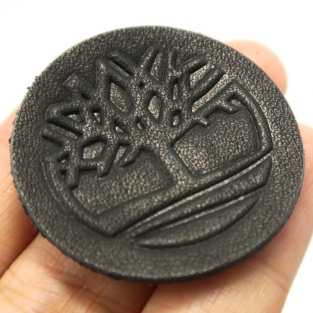 egyedi fekete valódi bőr domborított címkék