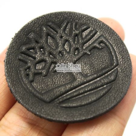 étiquettes en cuir véritable noir personnalisées avec logo en relief