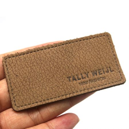 egyedi formájú bőr ruhacímkék