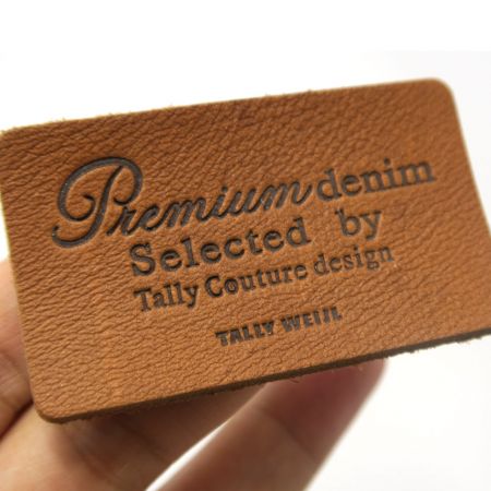 egyedi domborított logós bőr folt