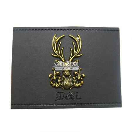 Personalisiertes Jackenlederetikett mit Metallabzeichen