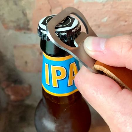 オープンデザインのレザーボトルオープナーキーチェーン