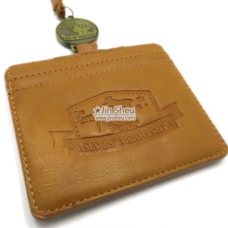 حامل شارة جلد مخصص بشعار محفور