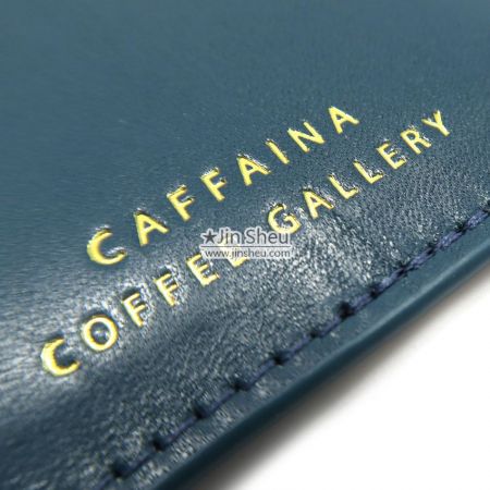 specialfremstillet foliepræget logo på læderbadge