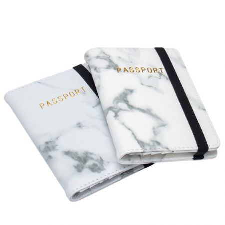 egyedi logóval ellátott bőr útlevéltartó gumiszalaggal