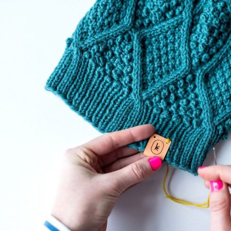 thẻ nhãn dệt kim da PU tùy chỉnh