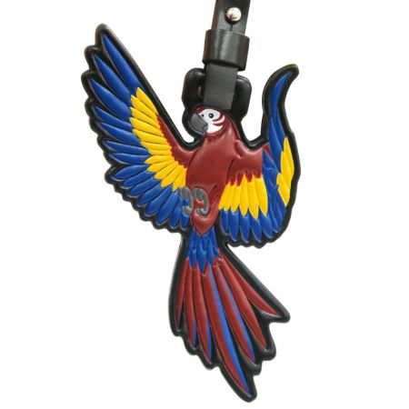 Étiquette en cuir véritable avec perroquet - L'étiquette en cuir présente un design de perroquet avec des plumes