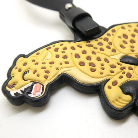 etiquetas de cuero de jaguar personalizadas en la selva